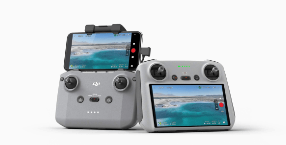 Imagem dos controles remotos DJI RC-N1 e DJI RC, um ao lado do outro