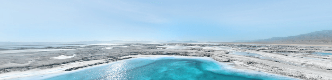 Imagem panorâmica de um deserto com lagos de água cristalina