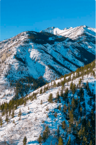 Imagem de belas montanhas cobertas por neve e um lindo céu azul claro ao fundo