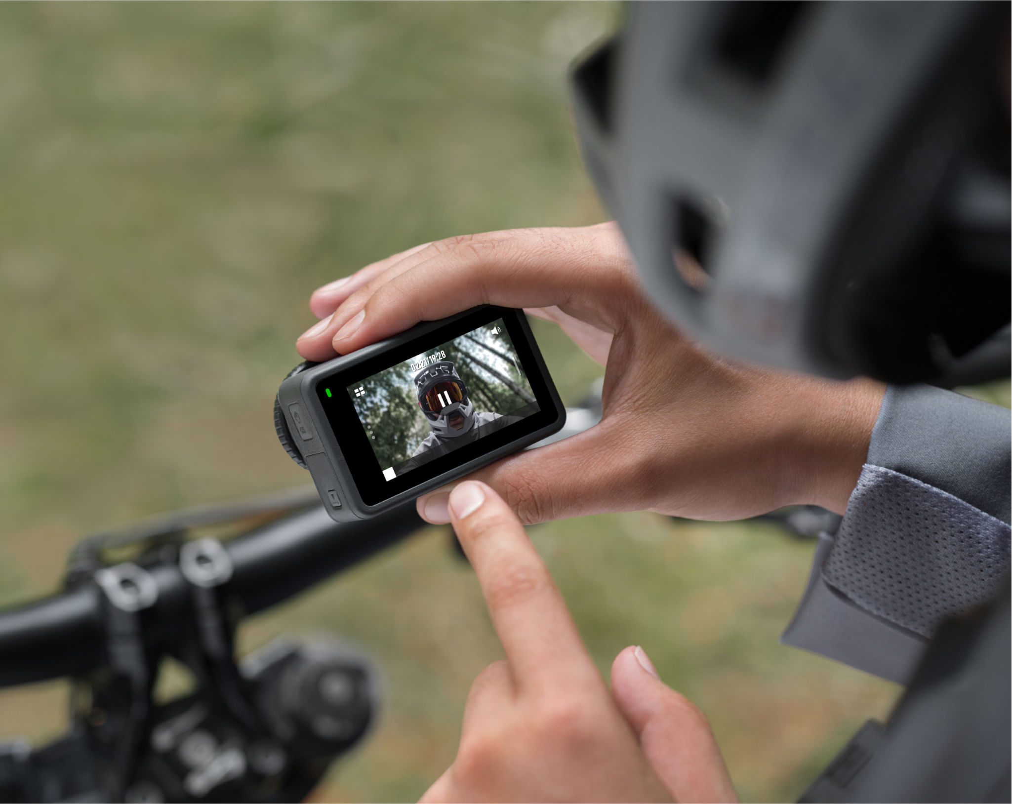 Foto de ciclista interagindo com a tela sensível ao toque do aparelho