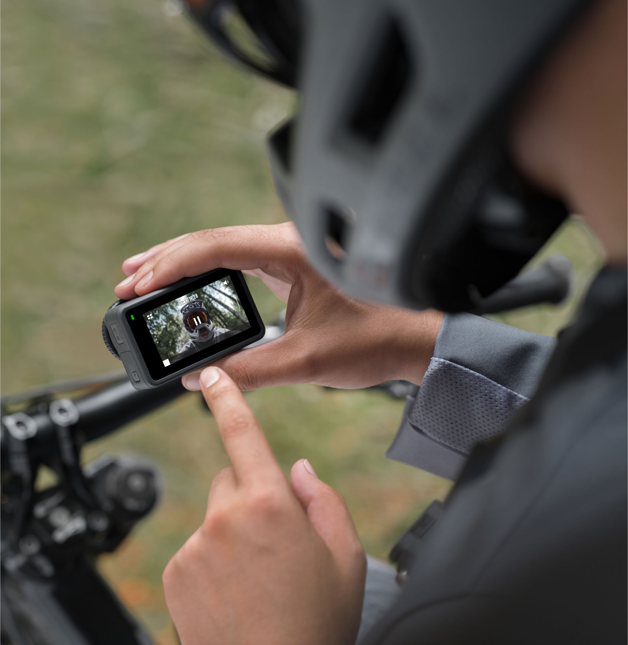 Foto de ciclista interagindo com a tela sensível ao toque do aparelho