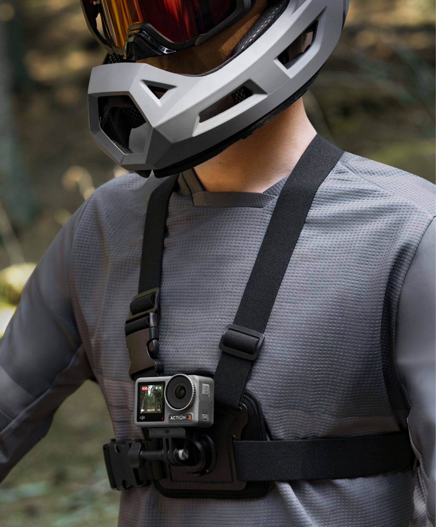 Foto de homem de capacete esportivo com o produto fixado no peitoral