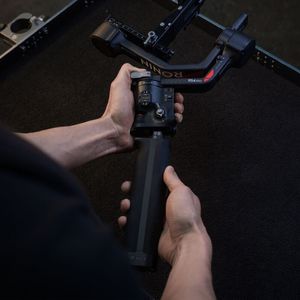 Cabo e bateria de alta capacidade DJI RS BG70 (DJI RS 3/3 Pro/DJI RS 4/4 Pro) - DJI1049